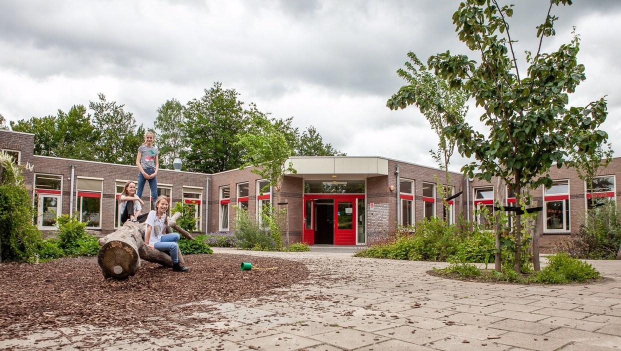 Montessori Basisschool Roermond met leerlingen op het schoolplein. Montessori Basisschool Roermond met leerlingen op het schoolplein.