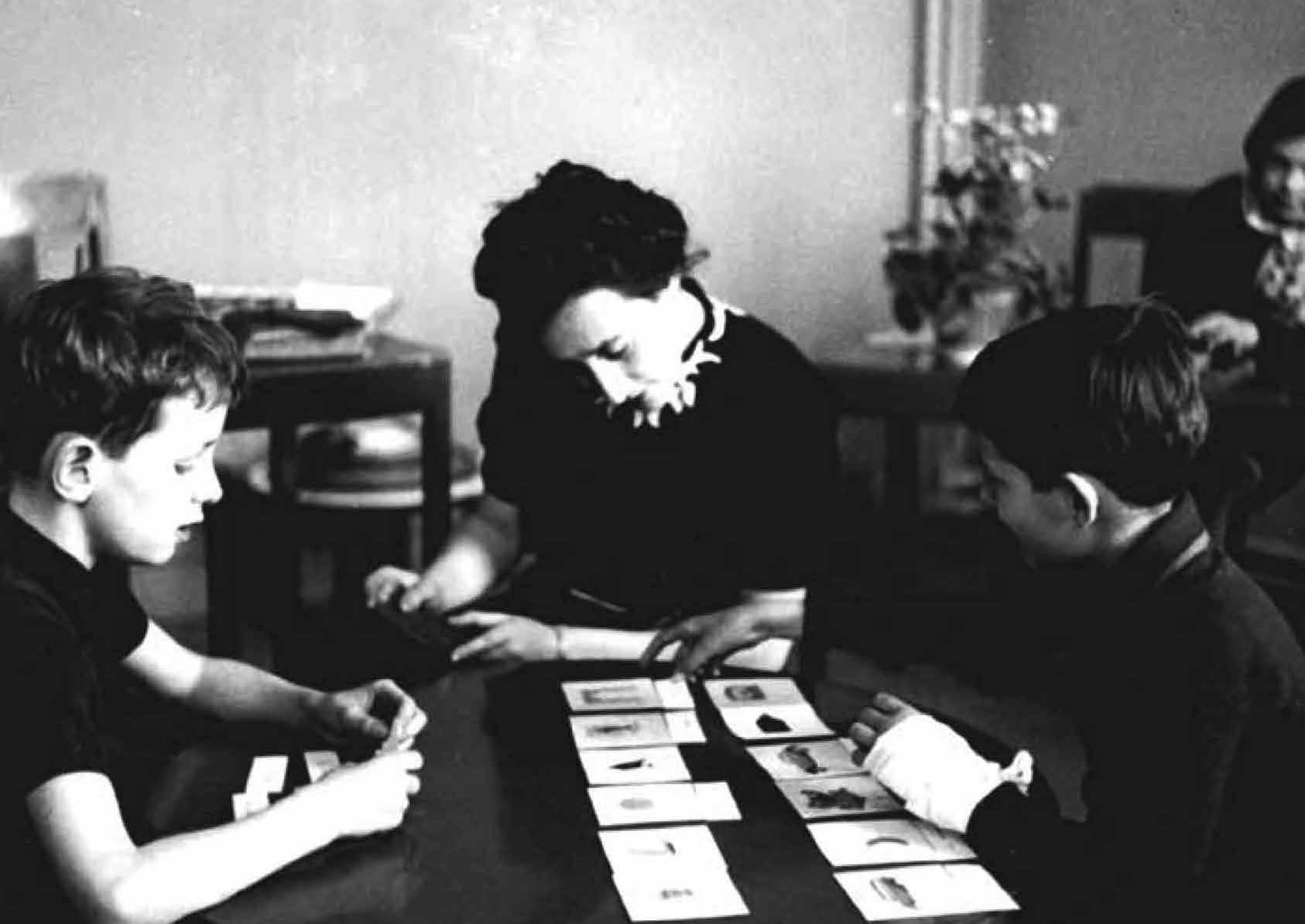 Montessori Campus 0-18 PO in Almere; leerlingen leren met educatieve kaarten. Montessori Campus 0-18 PO in Almere; leerlingen leren met educatieve kaarten.
