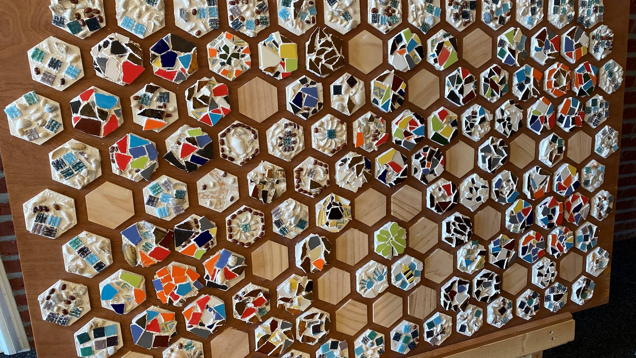 Mosaic kunstwerk op een hexagonale achtergrond in IKC Klaver Fjouwer, Oudega (Gem. Súdwest-Fryslân). Mosaic kunstwerk op een hexagonale achtergrond in IKC Klaver Fjouwer, Oudega (Gem. Súdwest-Fryslân).
