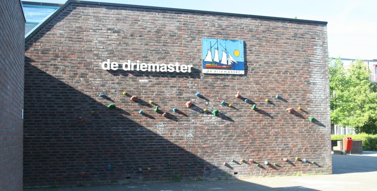 Muur met klimstenen en schoolnaam "de driemaster" van School voor Speciaal Basisonderwijs De Driemaster in Dronten. Muur met klimstenen en schoolnaam "de driemaster" van School voor Speciaal Basisonderwijs De Driemaster in Dronten.