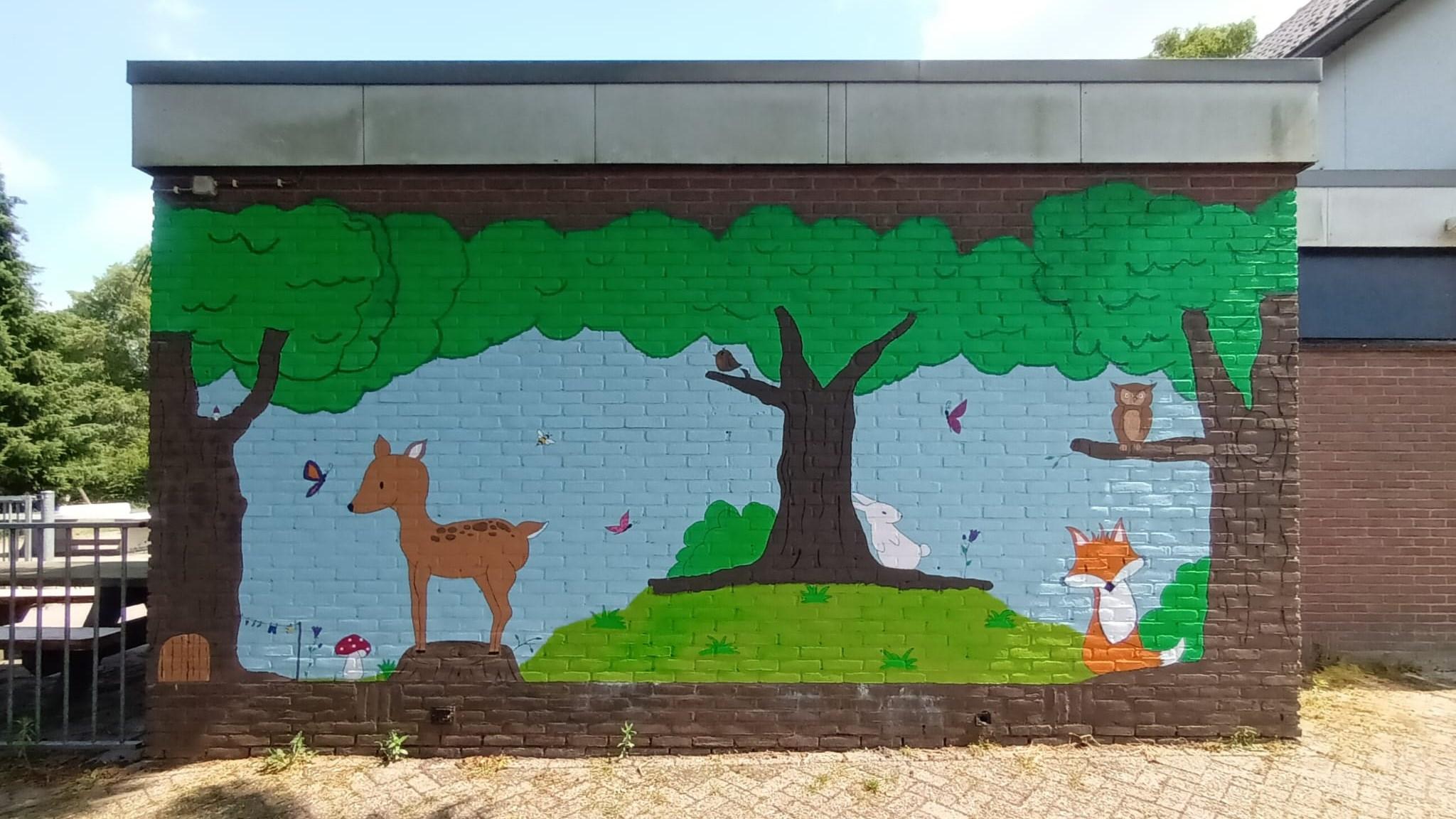 Muurdecoratie met dieren op het schoolgebouw van Openbare basisschool School 75 in Nieuw-Buinen. Muurdecoratie met dieren op het schoolgebouw van Openbare basisschool School 75 in Nieuw-Buinen.