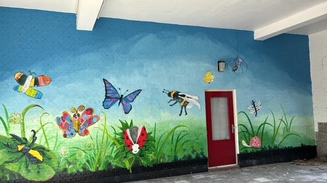 Muurdecoratie met insecten en vlinders bij De Drie Linden in Den Haag. Muurdecoratie met insecten en vlinders bij De Drie Linden in Den Haag.
