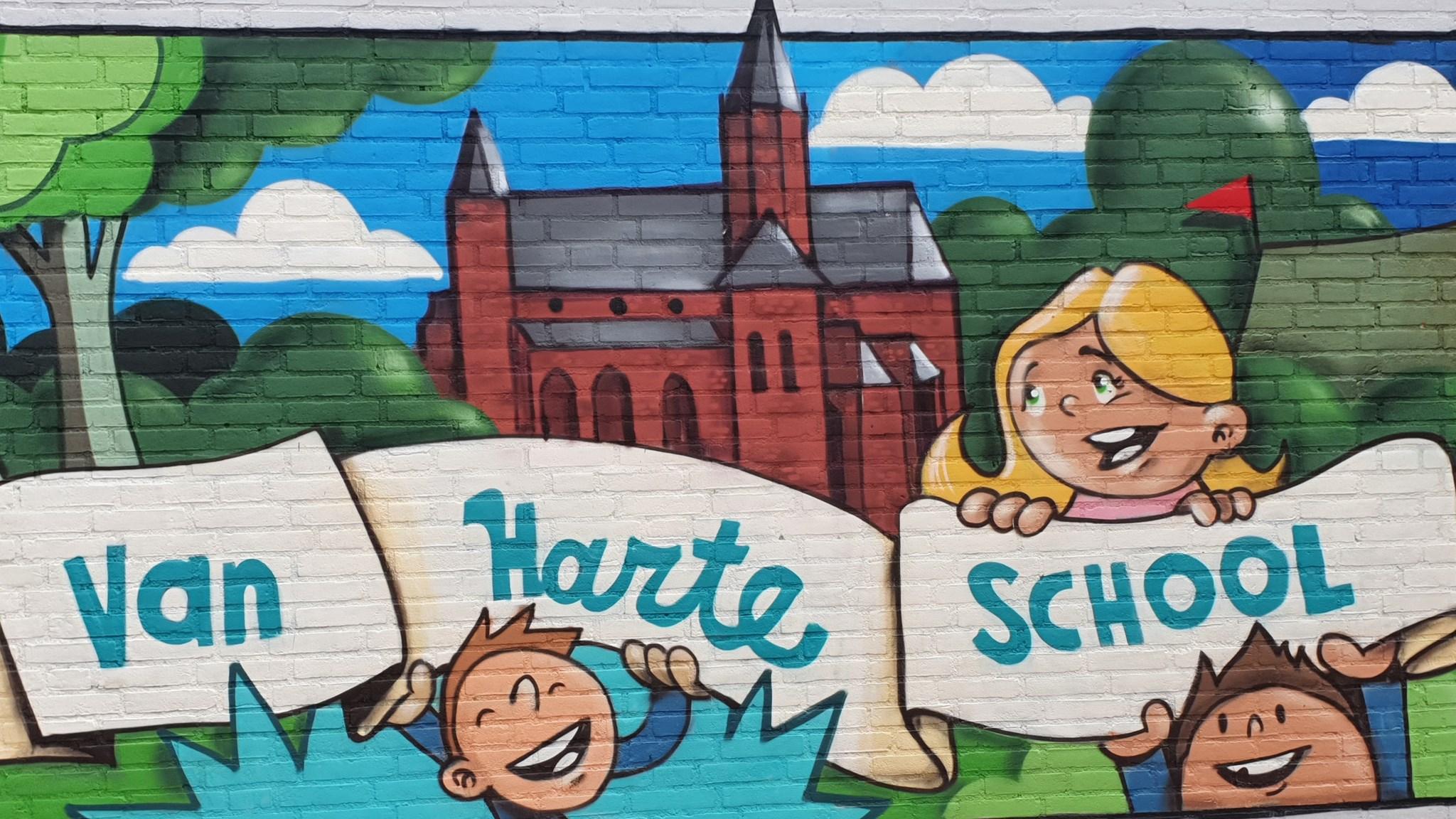 Muurkunst met de naam "Van Harte School" in Houten, afgebeeld met vrolijke kinderen en een groene achtergrond. Muurkunst met de naam "Van Harte School" in Houten, afgebeeld met vrolijke kinderen en een groene achtergrond.