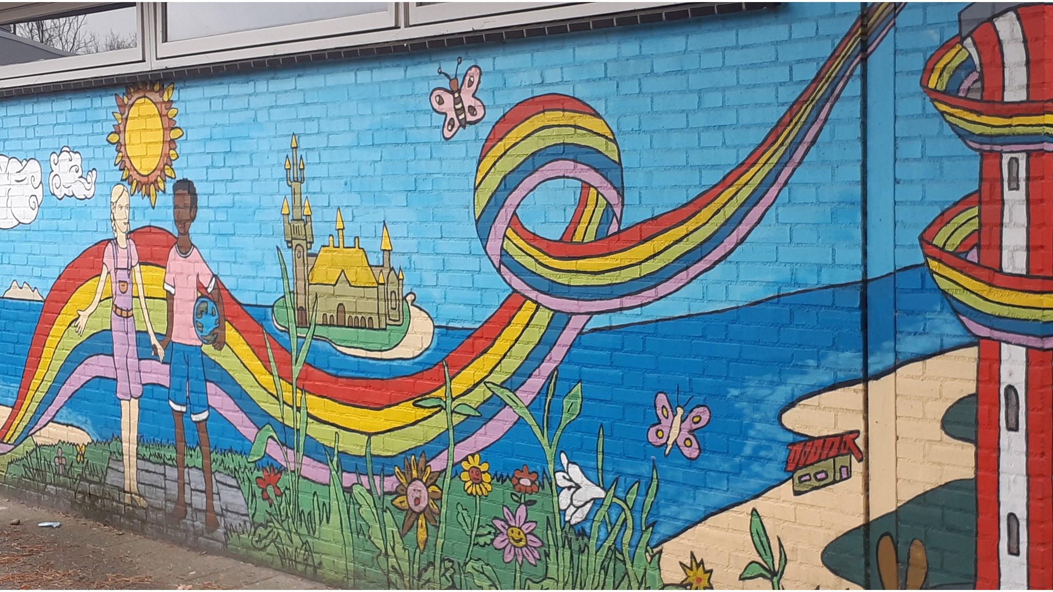 Muurkunst op de gevel van basisschool Het Lichtbaken in Den Haag met kleurrijke elementen en kinderen. Muurkunst op de gevel van basisschool Het Lichtbaken in Den Haag met kleurrijke elementen en kinderen.