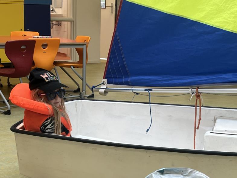 NBS De Sterren in Uithuizermeeden biedt een speelse leeromgeving met een kind dat in een boot zit, compleet met reddingsvest en zonnenbril. NBS De Sterren in Uithuizermeeden biedt een speelse leeromgeving met een kind dat in een boot zit, compleet met reddingsvest en zonnenbril.