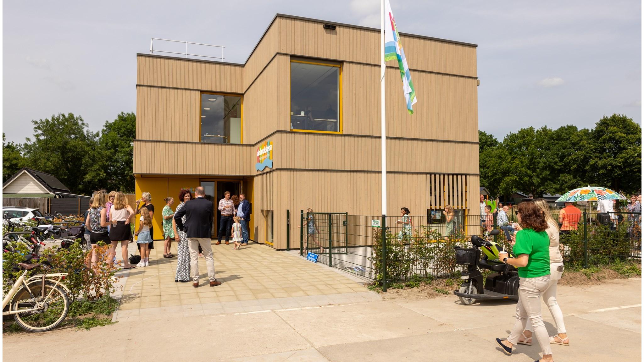 Nieuwe schoolgebouw van CBS De Hoeksteen in Spijk (Gem. West Betuwe) met leerlingen en ouders op het schoolplein. Nieuwe schoolgebouw van CBS De Hoeksteen in Spijk (Gem. West Betuwe) met leerlingen en ouders op het schoolplein.