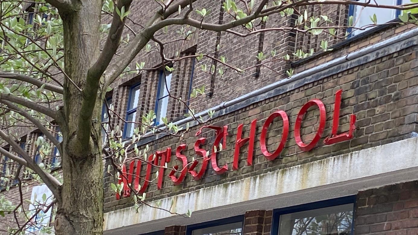 Nutsbasisschool Bezuidenhout in Den Haag met een duidelijk zichtbaar schoolbord. Nutsbasisschool Bezuidenhout in Den Haag met een duidelijk zichtbaar schoolbord.