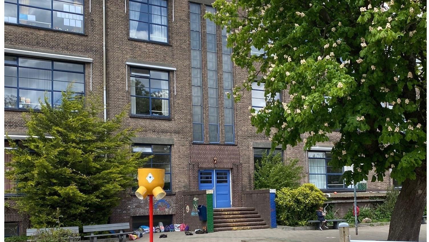Nutsbasisschool Bezuidenhout in Den Haag met uitzicht op het schoolplein en de hoofdingang. Nutsbasisschool Bezuidenhout in Den Haag met uitzicht op het schoolplein en de hoofdingang.
