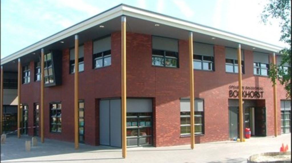 Obs Boekhorst in Oosterwolde (Fryslân) toont de moderne schoolgebouwen en het schoolplein. Obs Boekhorst in Oosterwolde (Fryslân) toont de moderne schoolgebouwen en het schoolplein.