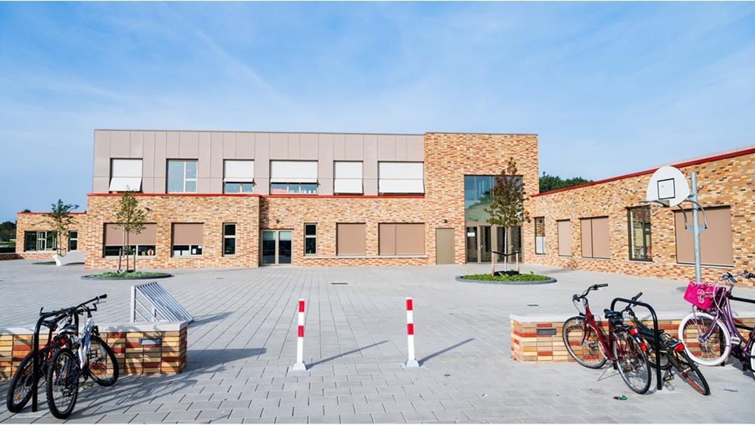 OBS de Achtbaan in Hoogezand met een moderne uitstraling en fietsen in de schoolplein. OBS de Achtbaan in Hoogezand met een moderne uitstraling en fietsen in de schoolplein.