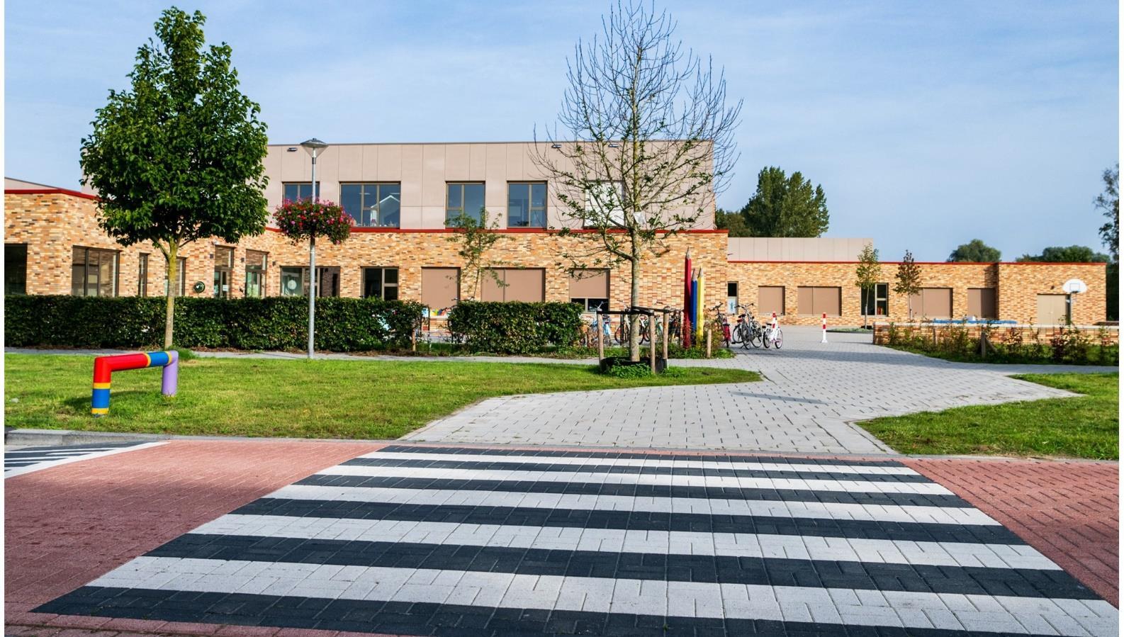 OBS de Achtbaan in Hoogezand met een overzicht van het schoolplein en het schoolgebouw. OBS de Achtbaan in Hoogezand met een overzicht van het schoolplein en het schoolgebouw.