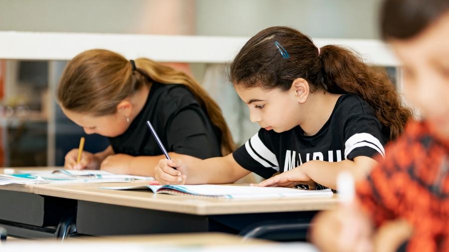 OBS De Akkers in Rotterdam: leerlingen zijn aan het werk in de klas. OBS De Akkers in Rotterdam: leerlingen zijn aan het werk in de klas.