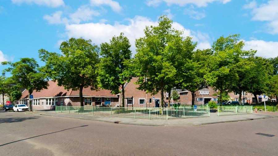 OBS De Akkers in Rotterdam met een groen schoolplein omringd door bomen. OBS De Akkers in Rotterdam met een groen schoolplein omringd door bomen.