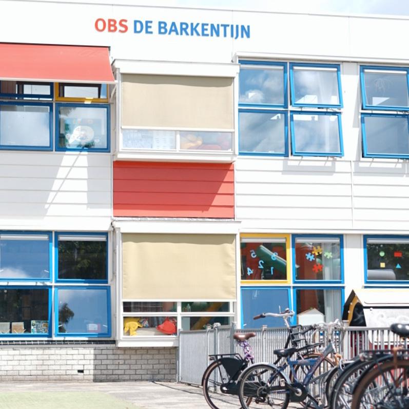 OBS De Barkentijn in Rotterdam met het schoolplein en fietsen geparkeerd voor de ingang. OBS De Barkentijn in Rotterdam met het schoolplein en fietsen geparkeerd voor de ingang.
