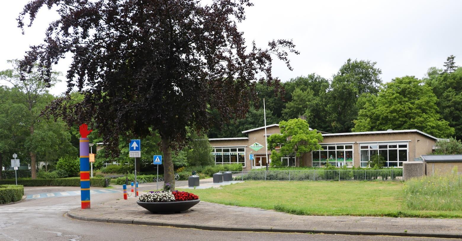 OBS De Bosrand in Oostvoorne met kleurrijke omgeving en schoolpleingrond. OBS De Bosrand in Oostvoorne met kleurrijke omgeving en schoolpleingrond.