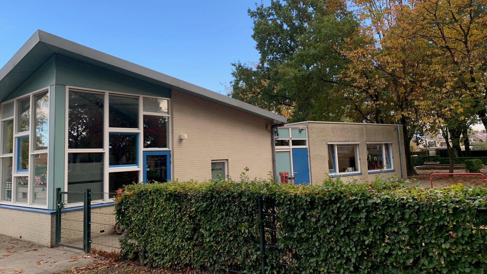 OBS De Campherbeek in Zwolle, met een overzicht van het schoolgebouw en de groene omgeving.