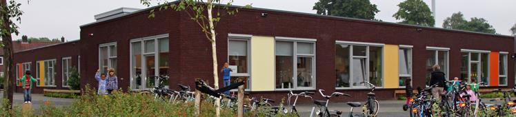 OBS de Carrousel in Emmeloord met een kleurrijk schoolplein en fietsenstalling. OBS de Carrousel in Emmeloord met een kleurrijk schoolplein en fietsenstalling.
