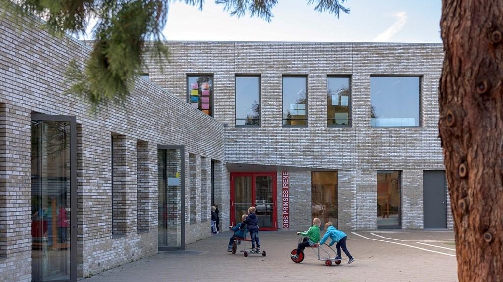 OBS De Kranepoort in Gouderak met kinderen die spelen op het schoolplein. OBS De Kranepoort in Gouderak met kinderen die spelen op het schoolplein.