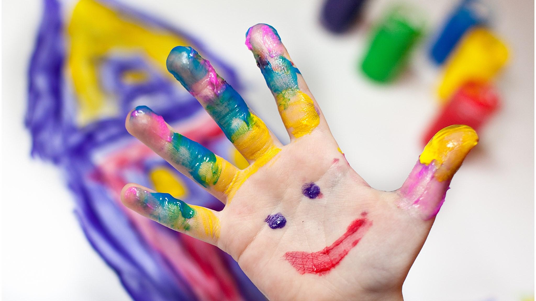 OBS De Pôlle in Marsum viert creativiteit met een kleurrijke handafdruk. OBS De Pôlle in Marsum viert creativiteit met een kleurrijke handafdruk.