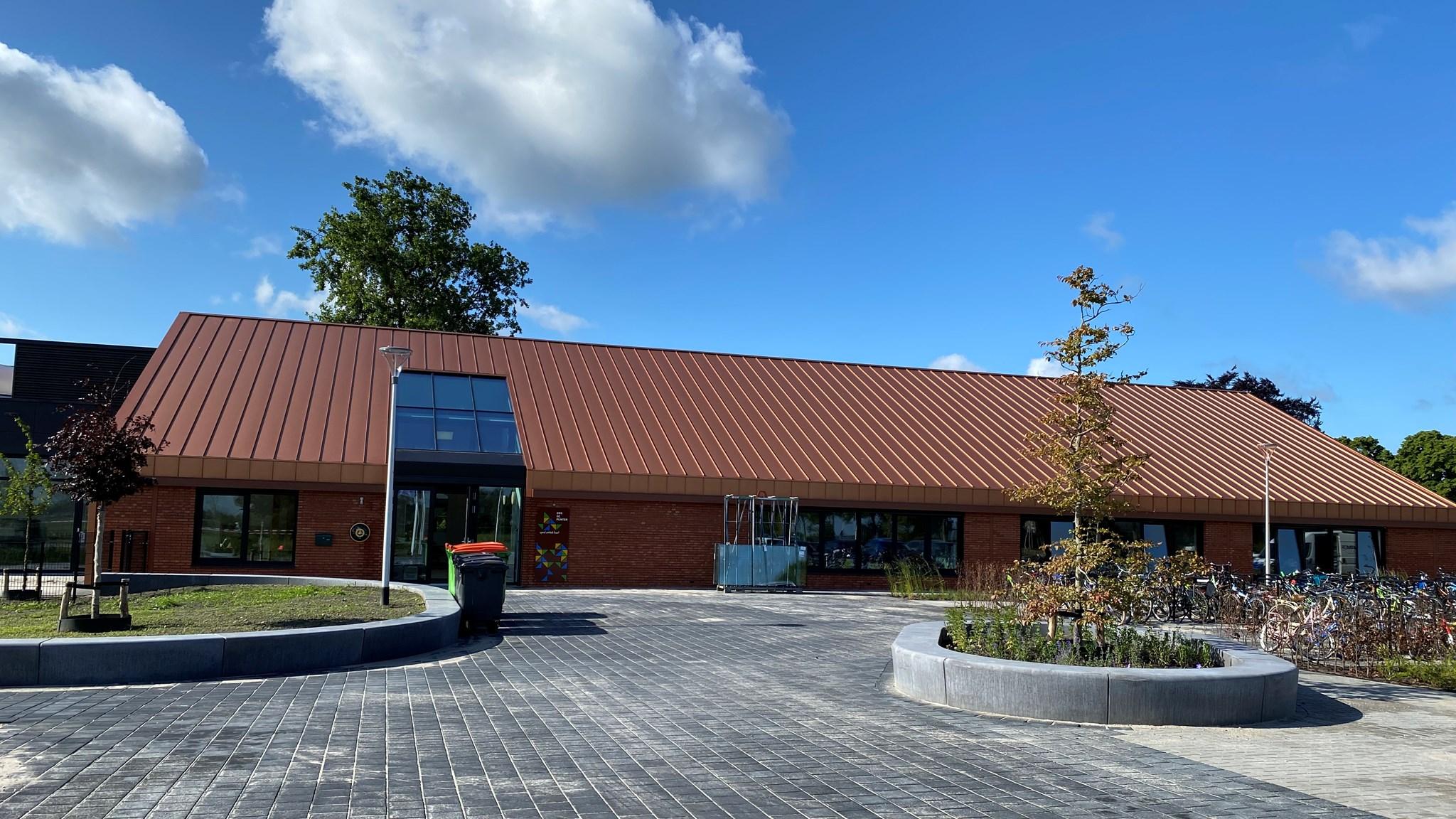 O.B.S. De Punter in Giethoorn, met een modern schoolplein en een architectonisch opvallend gebouw.