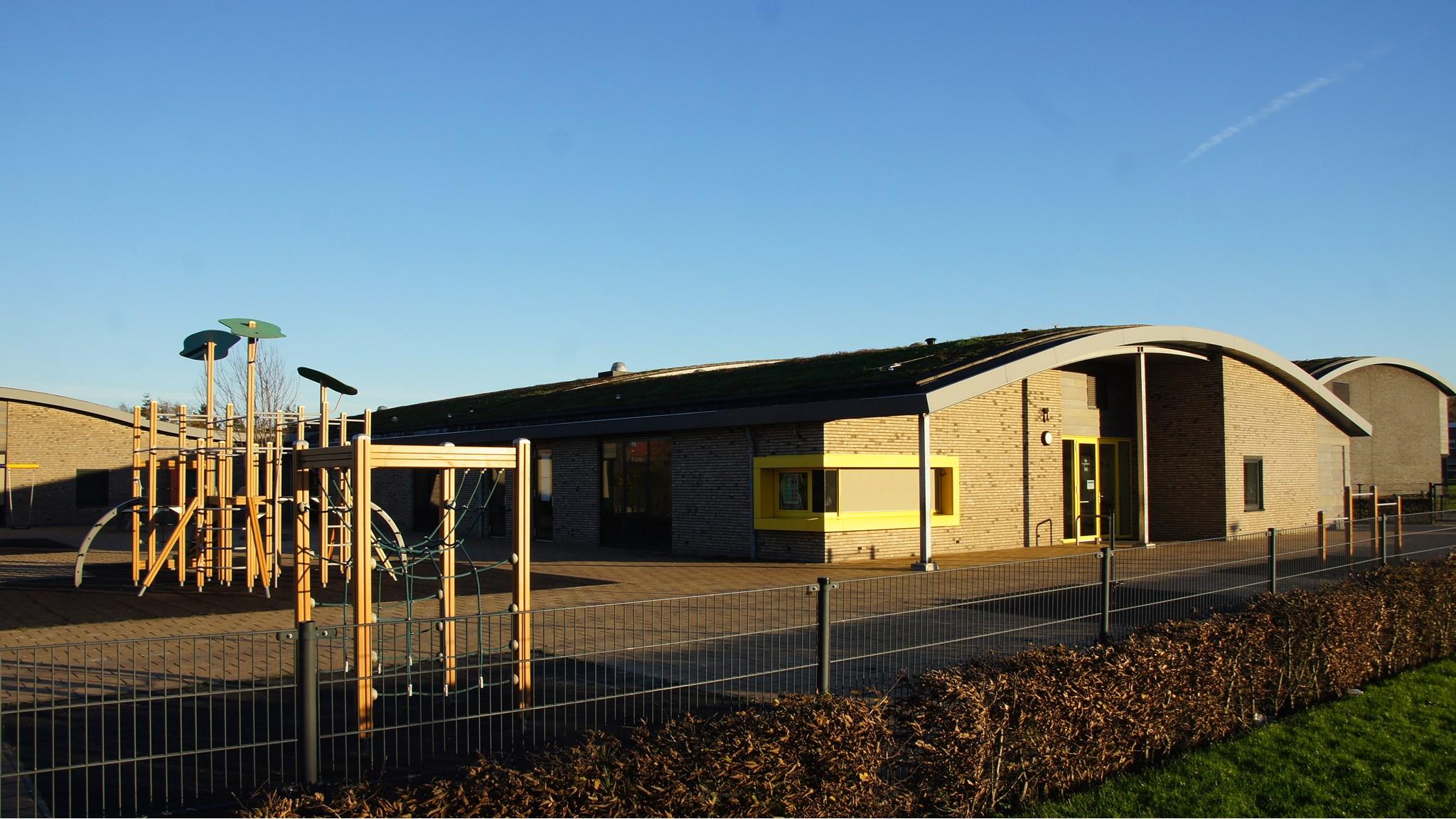 OBS De SamenSprong in Steenwijk met schoolplein en moderne gebouwen. OBS De SamenSprong in Steenwijk met schoolplein en moderne gebouwen.