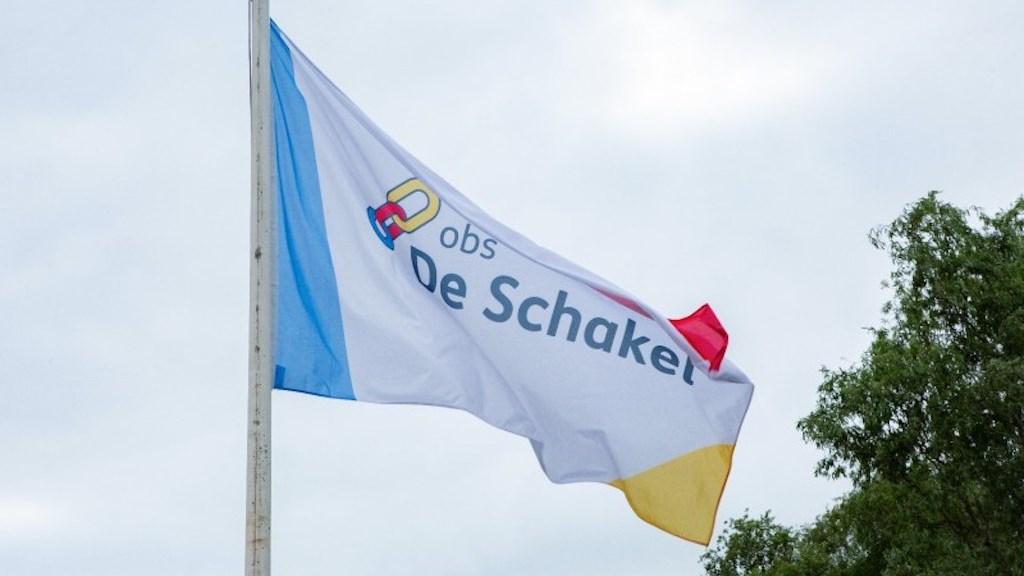 OBS De Schakel in Rotsterhaule, afgebeeld met zijn vlag wapperend in de wind. OBS De Schakel in Rotsterhaule, afgebeeld met zijn vlag wapperend in de wind.