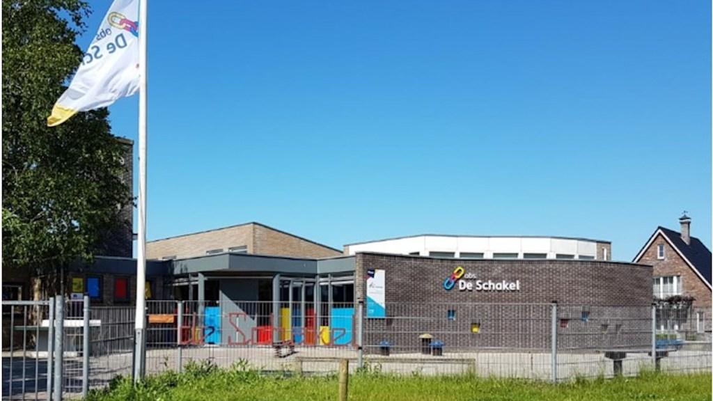 OBS De Schakel in Rotsterhaule, met een helderblauwe lucht en een kleurrijke gevel. OBS De Schakel in Rotsterhaule, met een helderblauwe lucht en een kleurrijke gevel.
