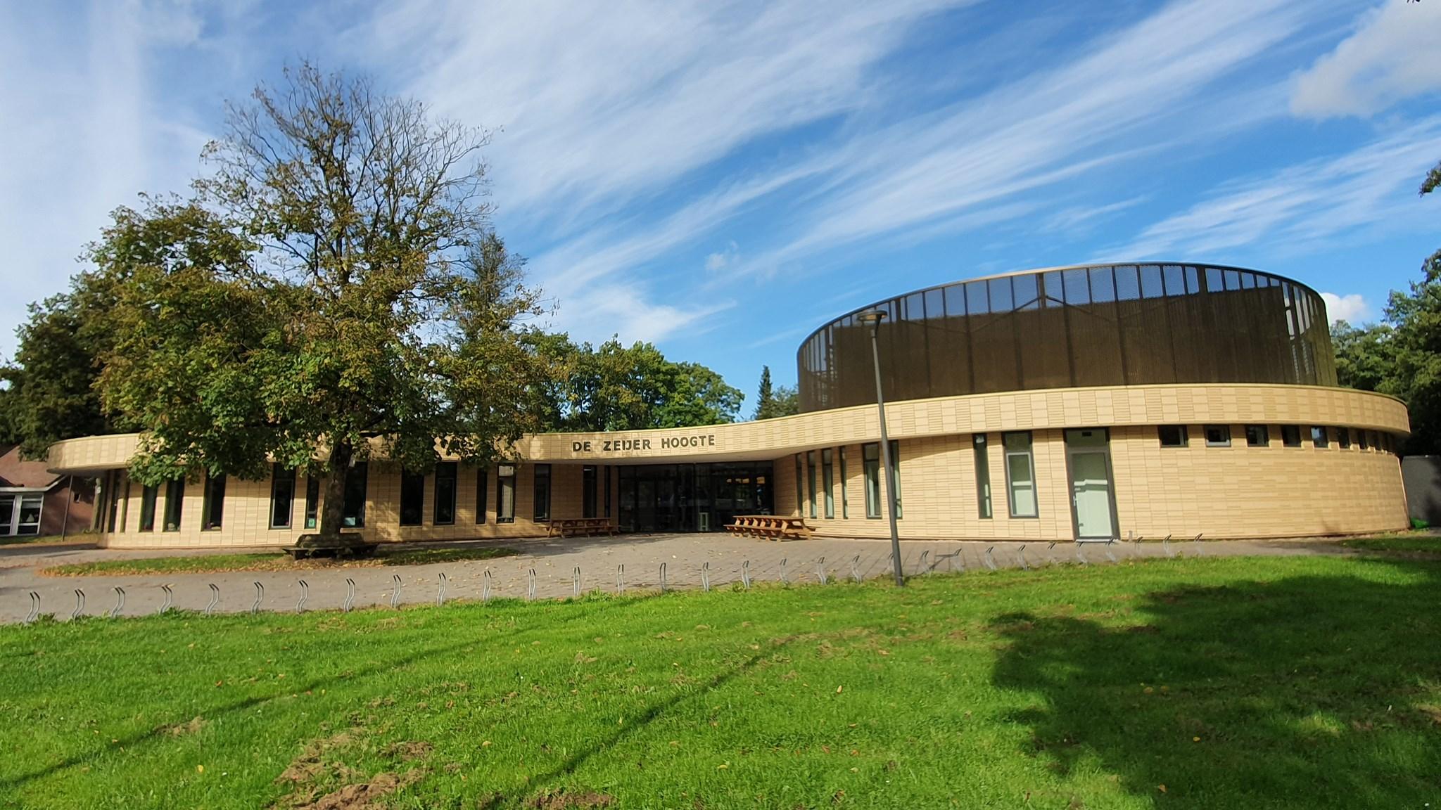 OBS De Zeijer Hoogte in Zeijen, met een moderne gevel en groene omgeving.