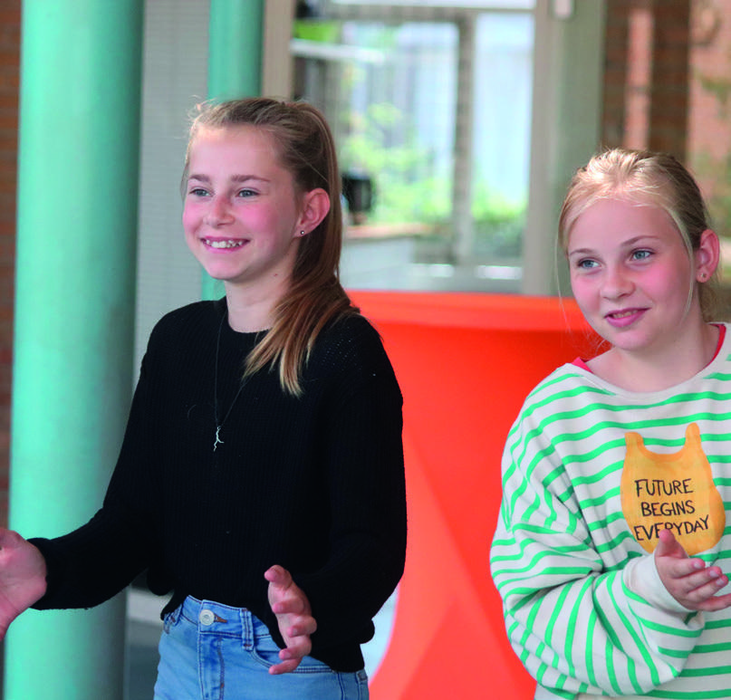 OBS Galvani leerlingen lachen en participeren actief in een activiteit op het schoolplein in Den Haag. OBS Galvani leerlingen lachen en participeren actief in een activiteit op het schoolplein in Den Haag.
