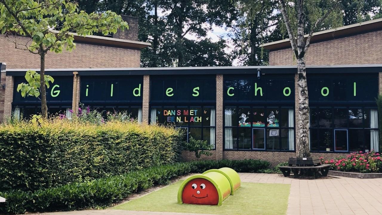 OBS Gildeschool in Epe met een vrolijke speeltoestel en kleurrijke vensterdecoraties. OBS Gildeschool in Epe met een vrolijke speeltoestel en kleurrijke vensterdecoraties.
