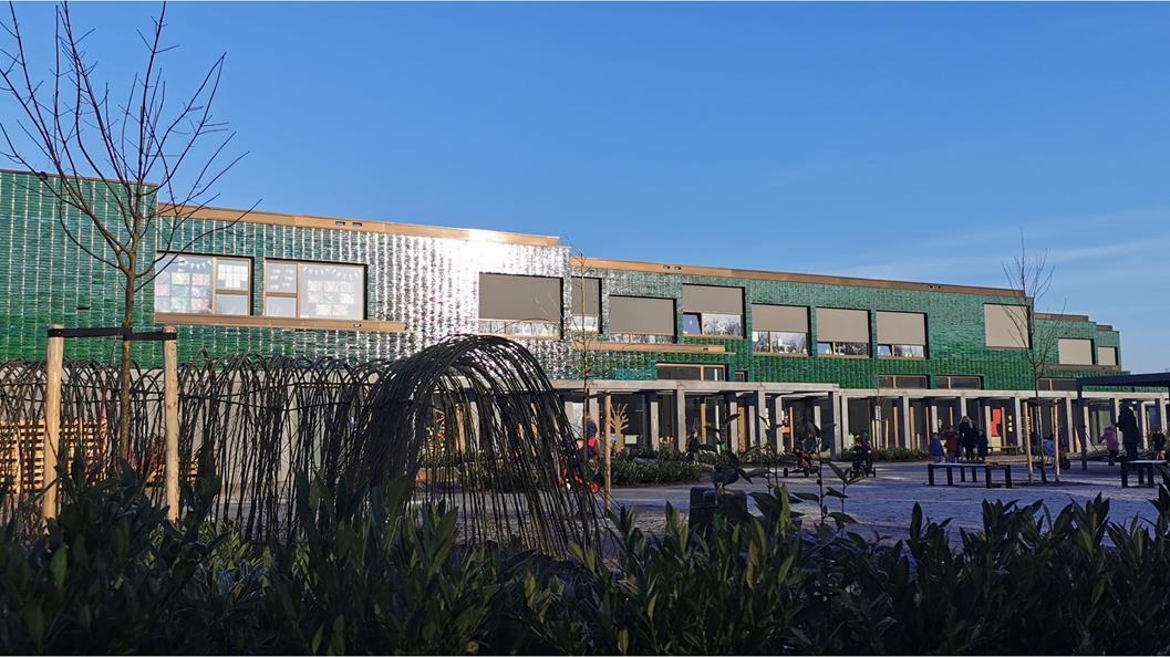 OBS Het Noorderlicht in Hoogezand met een groene gevel en een schoolplein.