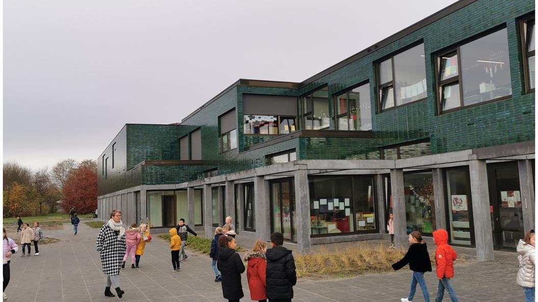 OBS Het Noorderlicht in Hoogezand, waar kinderen actief spelen op het schoolplein.