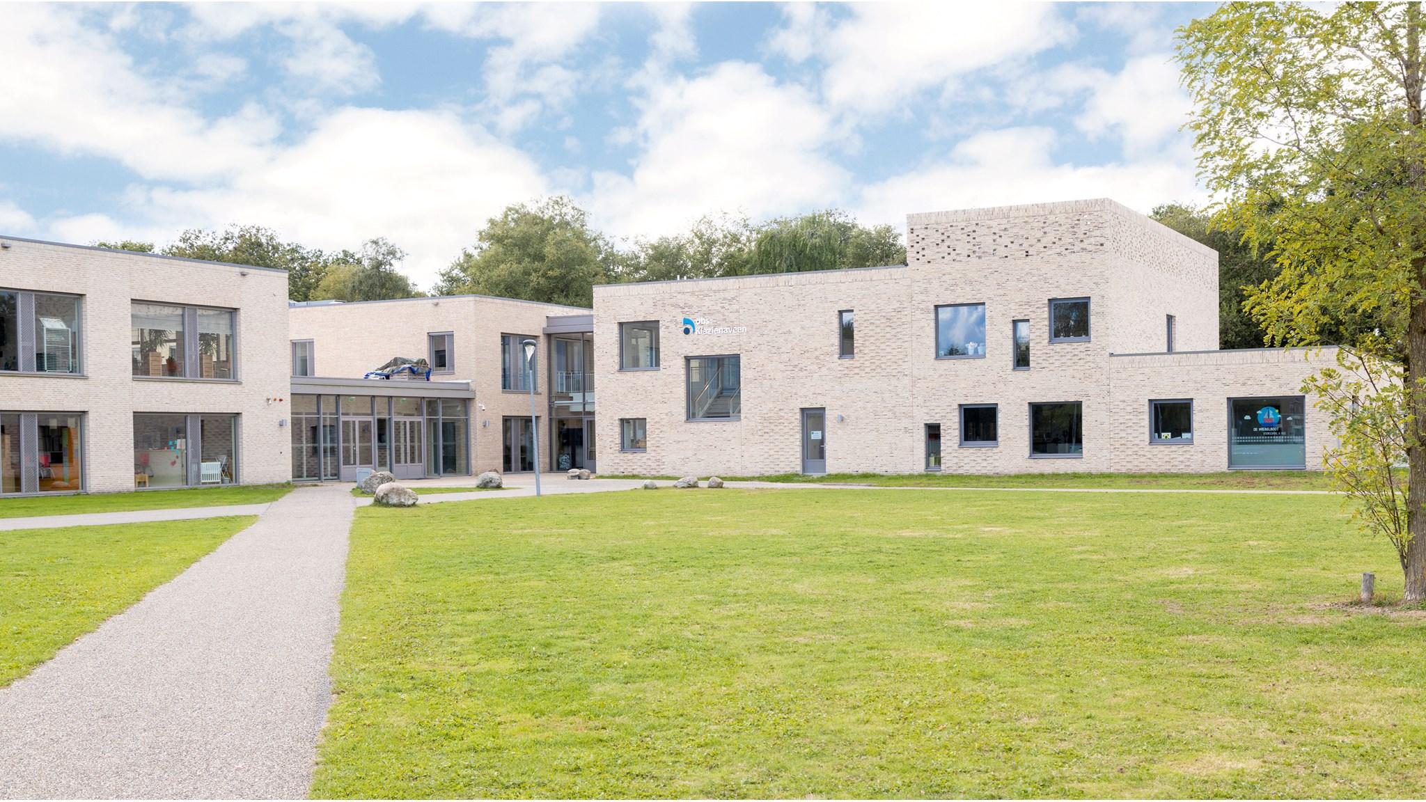 OBS Klazienaveen met een prachtig schoolplein en moderne architectuur. OBS Klazienaveen met een prachtig schoolplein en moderne architectuur.