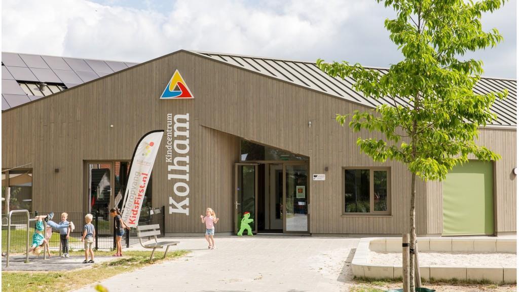 OBS Oetkomst in Kolham met kinderen op het schoolplein. OBS Oetkomst in Kolham met kinderen op het schoolplein.