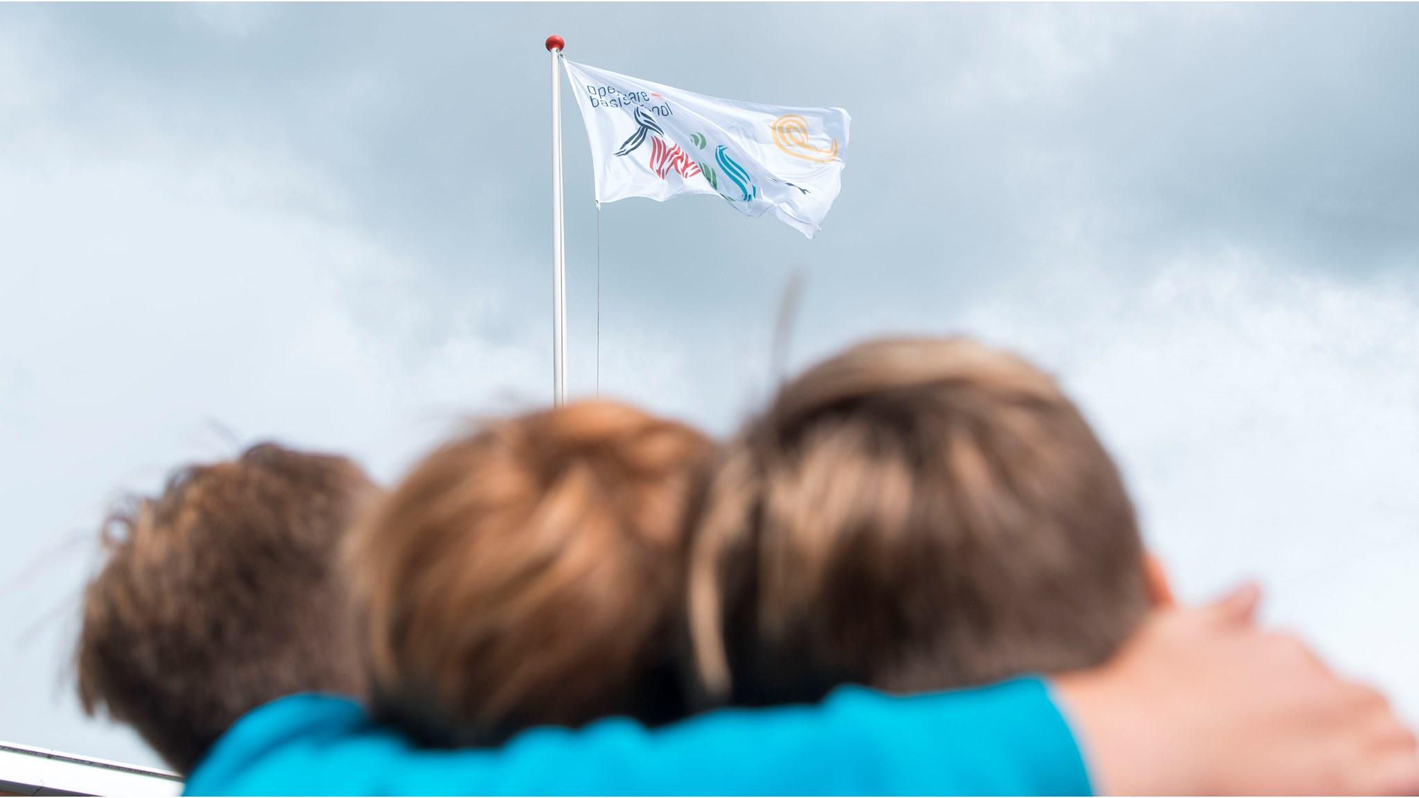 OBS Twiske in Amsterdam met leerlingen die naar de vlag kijken. OBS Twiske in Amsterdam met leerlingen die naar de vlag kijken.
