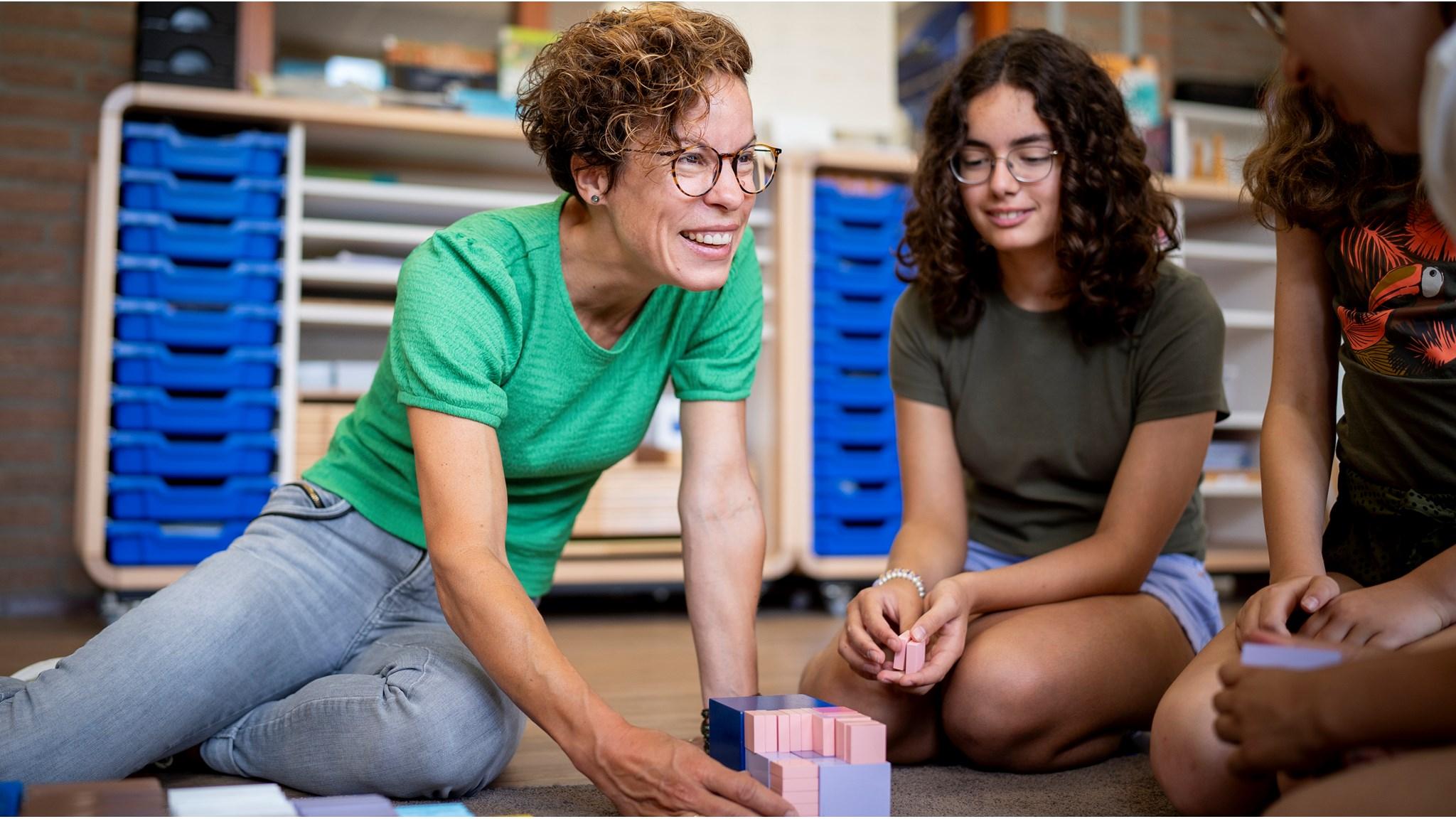 Onderwijsactiviteit in de Montessori Basisschool Roermond met leerlingen die met blokken spelen. Onderwijsactiviteit in de Montessori Basisschool Roermond met leerlingen die met blokken spelen.