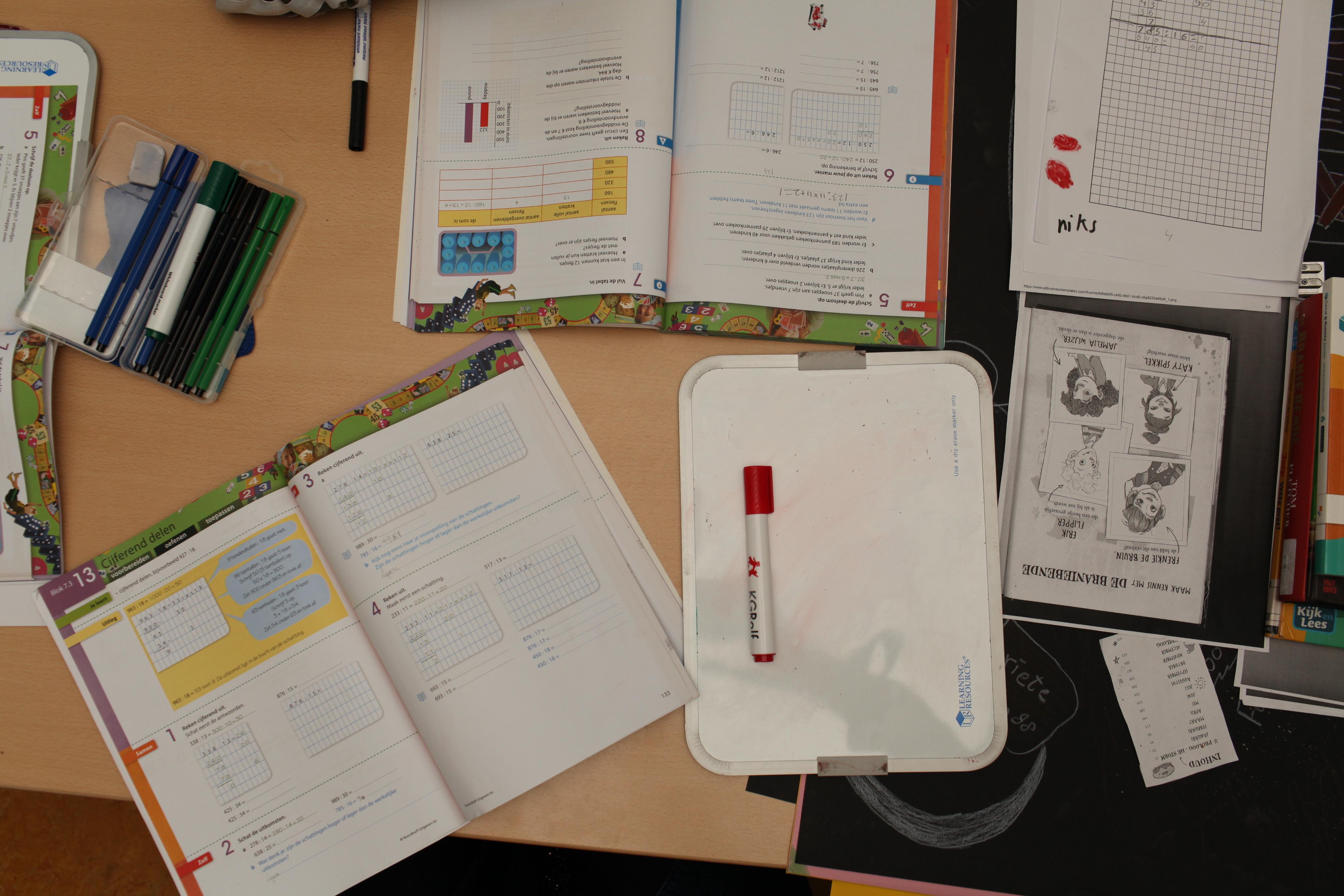 Onderwijsactiviteiten en lesmateriaal op de tafel van basisschool An Nasr in Alkmaar. Onderwijsactiviteiten en lesmateriaal op de tafel van basisschool An Nasr in Alkmaar.