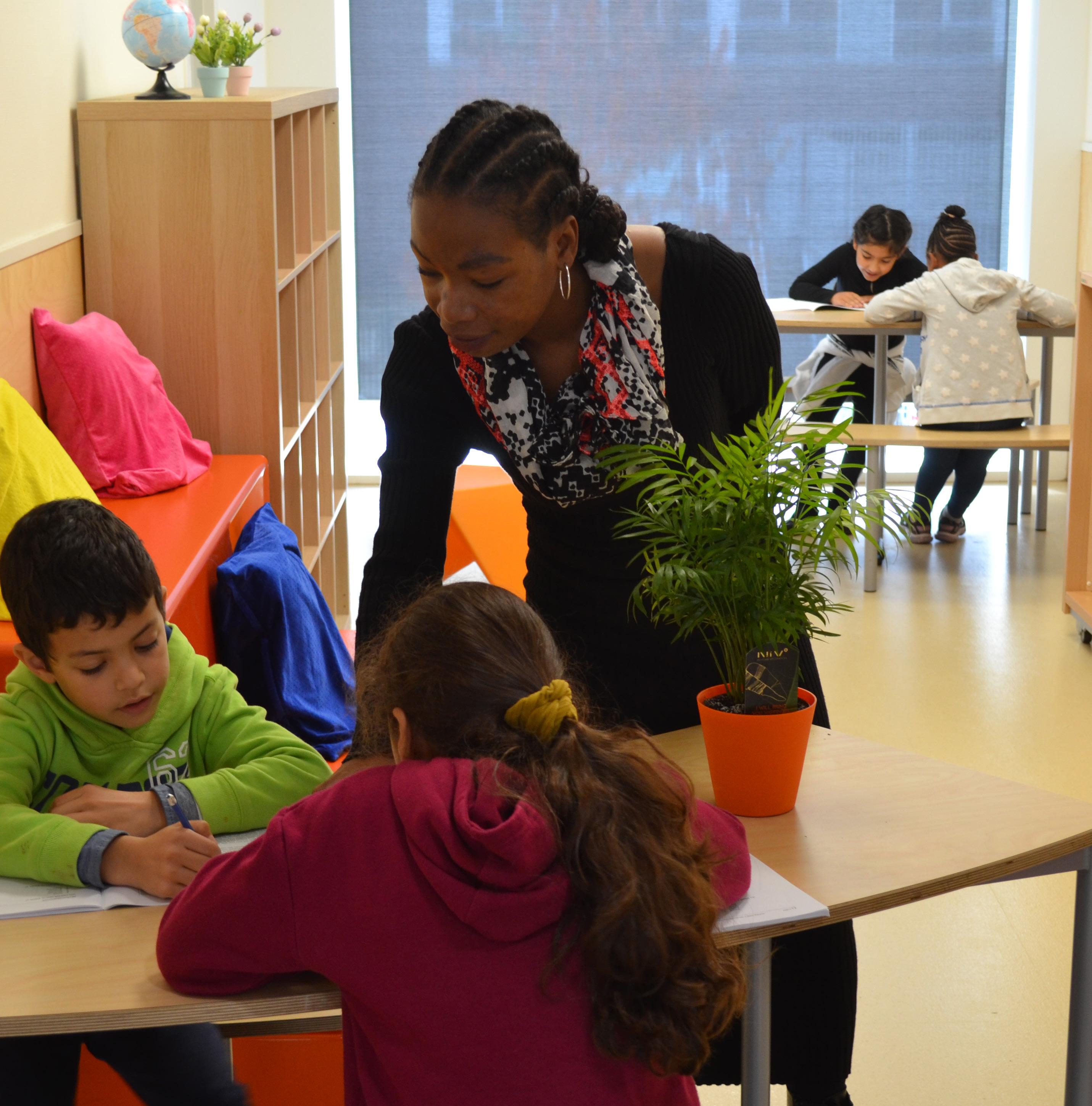 Onderwijsactiviteiten in de klas van de Burgemeester De Vlugtschool in Amsterdam. Onderwijsactiviteiten in de klas van de Burgemeester De Vlugtschool in Amsterdam.