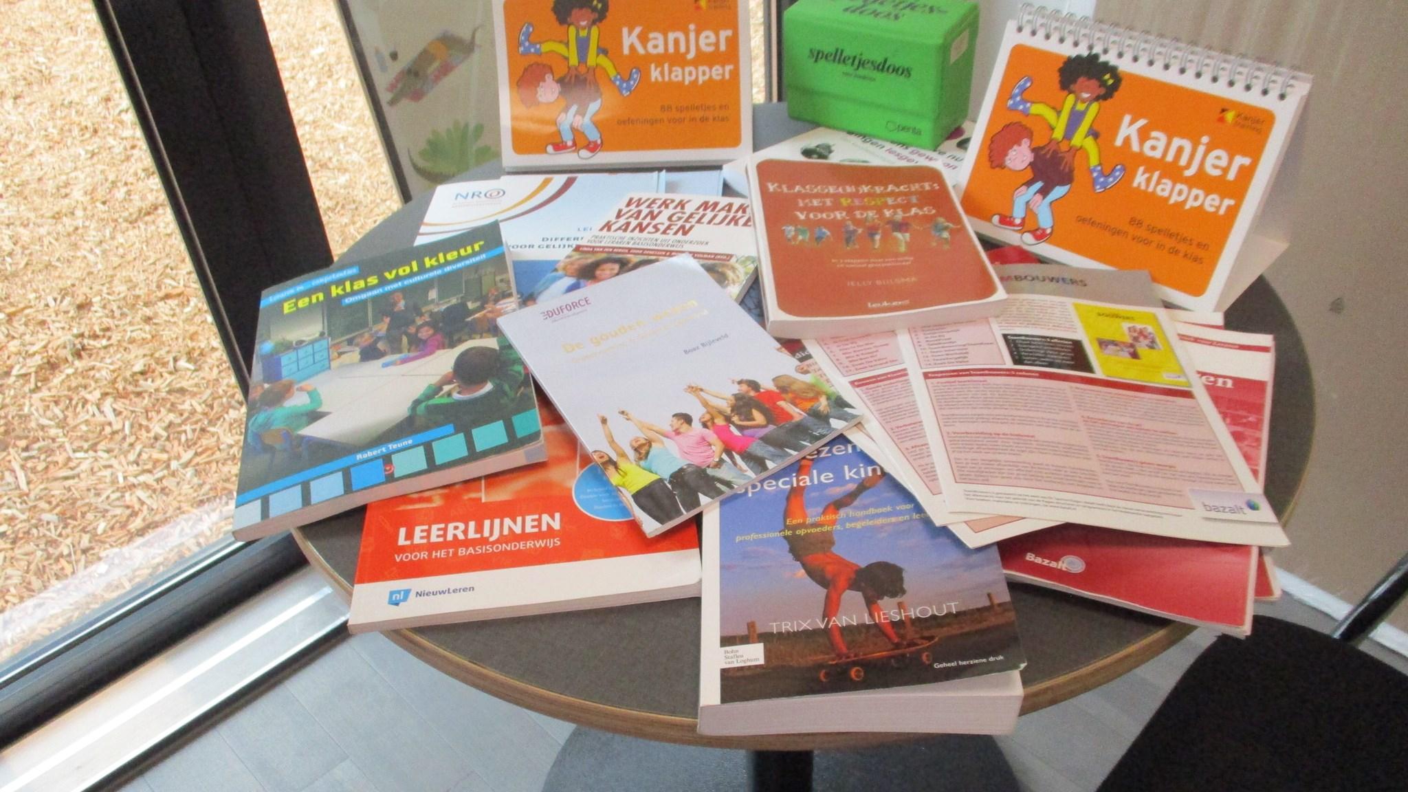 Ongesorteerde leermaterialen en boeken op een tafel in de Rooms Katholieke Basisschool De Krugerstee in Vaassen. Ongesorteerde leermaterialen en boeken op een tafel in de Rooms Katholieke Basisschool De Krugerstee in Vaassen.