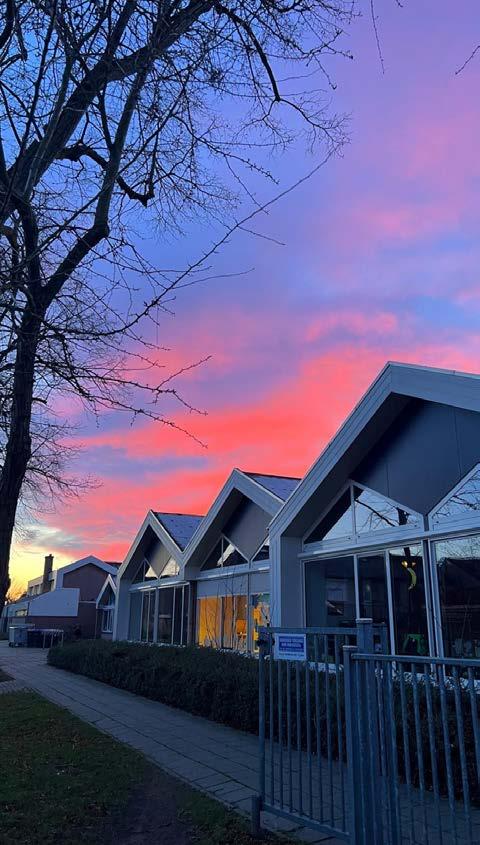 Openbare Basisschool Bargerpaske in Winterswijk met een kleurrijke lucht bij zonsondergang. Openbare Basisschool Bargerpaske in Winterswijk met een kleurrijke lucht bij zonsondergang.