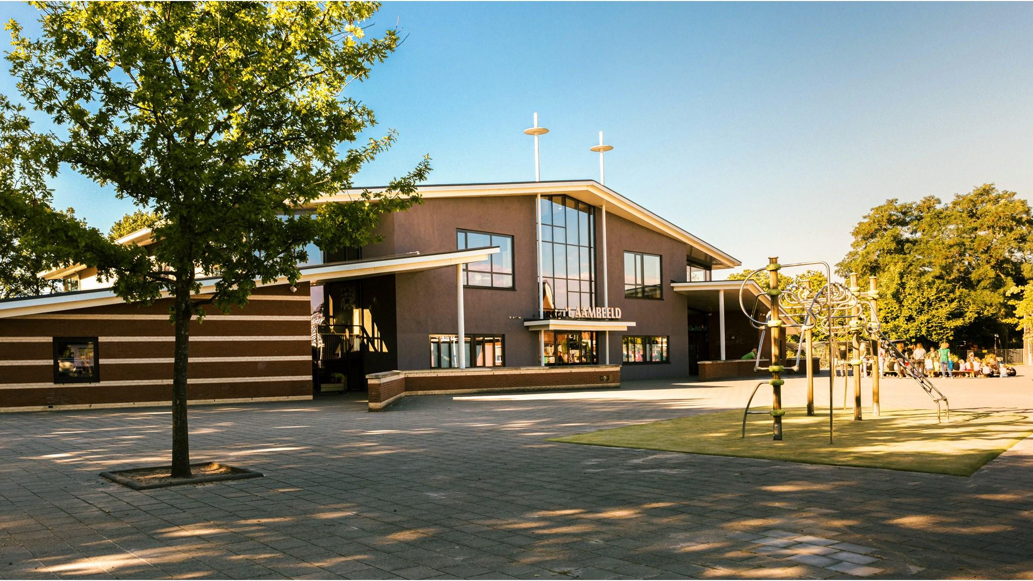 Openbare basisschool De Clockeslach in Vlagtwedde met een overzicht van het schoolplein. Openbare basisschool De Clockeslach in Vlagtwedde met een overzicht van het schoolplein.