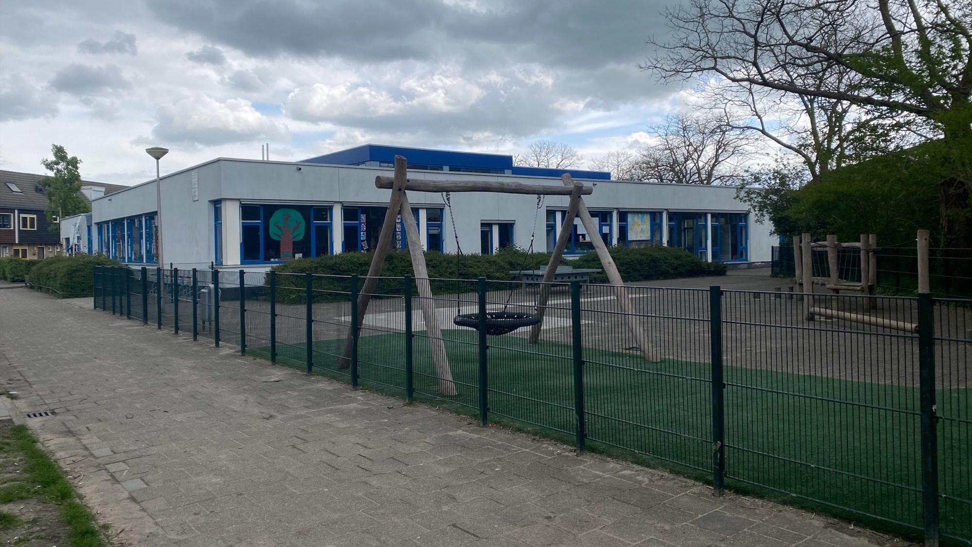 Openbare Basisschool De Delta Delfland in Purmerend met een schoolplein en schommels. Openbare Basisschool De Delta Delfland in Purmerend met een schoolplein en schommels.