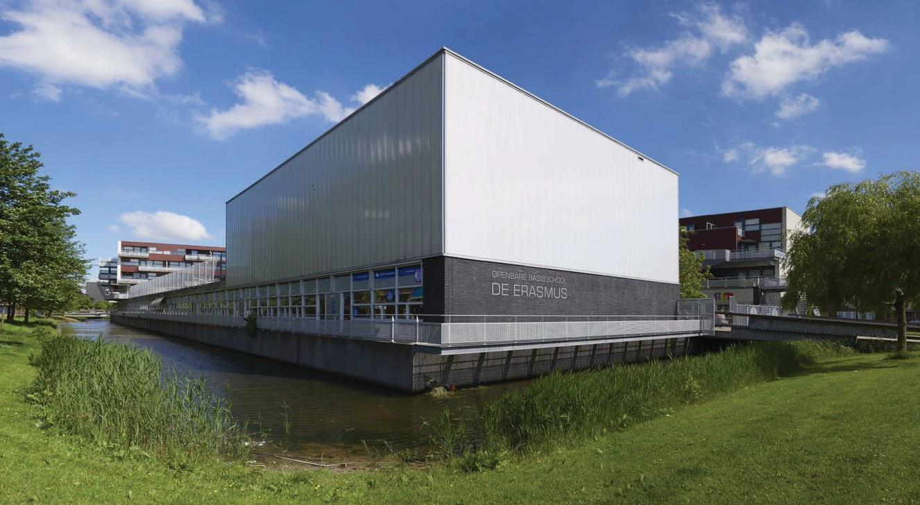 Openbare basisschool De Erasmus in Haarlem, met een modern gebouw omringd door groen en water. Openbare basisschool De Erasmus in Haarlem, met een modern gebouw omringd door groen en water.