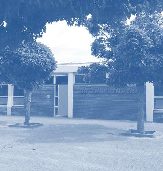 Openbare Basisschool De Flierefluiter in Almere met een duidelijke gevel en groene bomen in de schoolplein. Openbare Basisschool De Flierefluiter in Almere met een duidelijke gevel en groene bomen in de schoolplein.