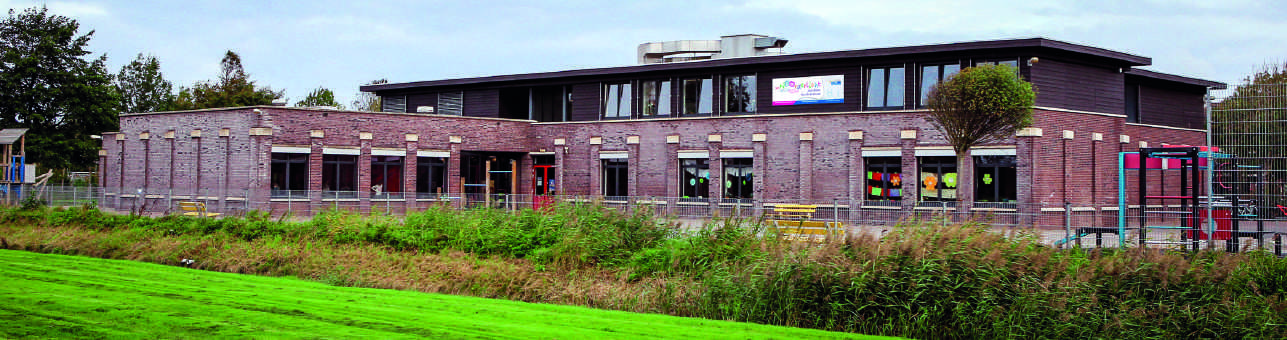 Openbare Basisschool De Hasselbraam in Deurne met een overzicht van het schoolgebouw en de speelruimte. Openbare Basisschool De Hasselbraam in Deurne met een overzicht van het schoolgebouw en de speelruimte.