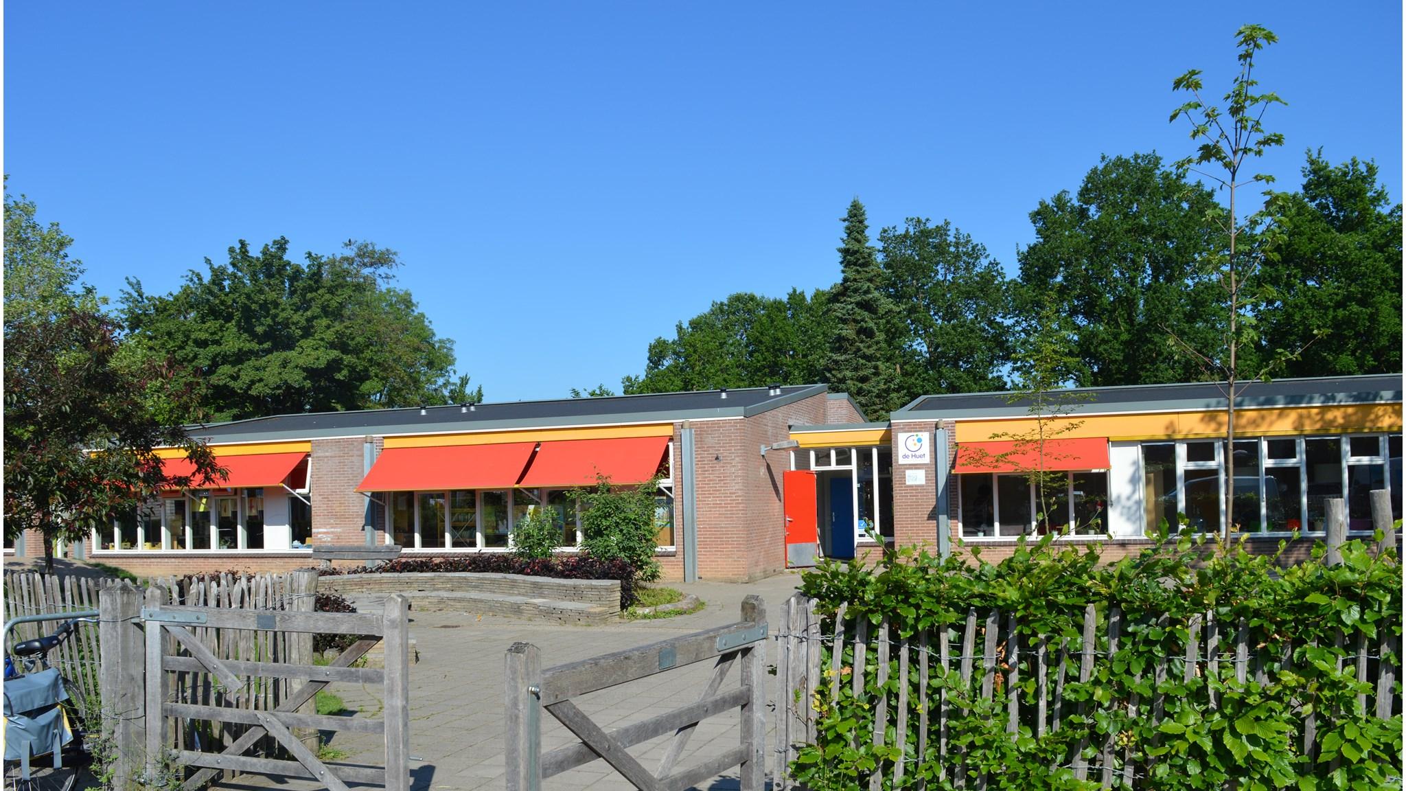 Openbare Basisschool De Huet in Doetinchem met kleurrijke ramen en een helderblauwe lucht. Openbare Basisschool De Huet in Doetinchem met kleurrijke ramen en een helderblauwe lucht.