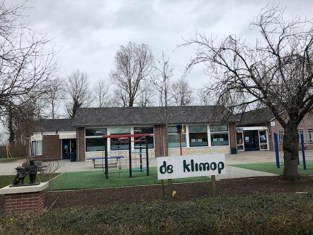 Openbare Basisschool De Klimop in Dreischor met een schoolplein. Openbare Basisschool De Klimop in Dreischor met een schoolplein.
