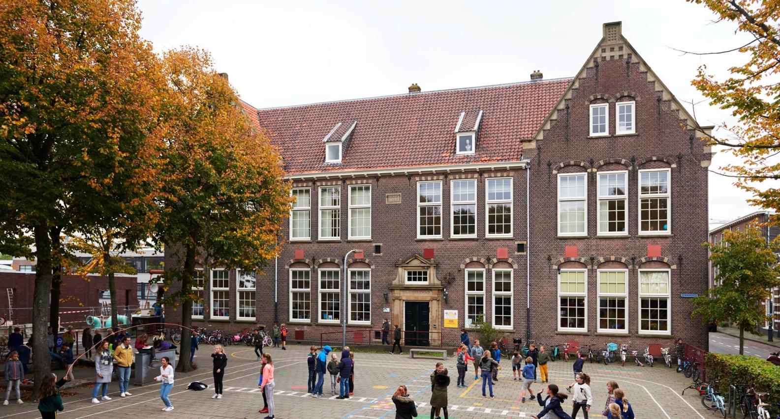 Openbare Basisschool De Kring in Haarlem met leerlingen die spelen op het schoolplein. Openbare Basisschool De Kring in Haarlem met leerlingen die spelen op het schoolplein.