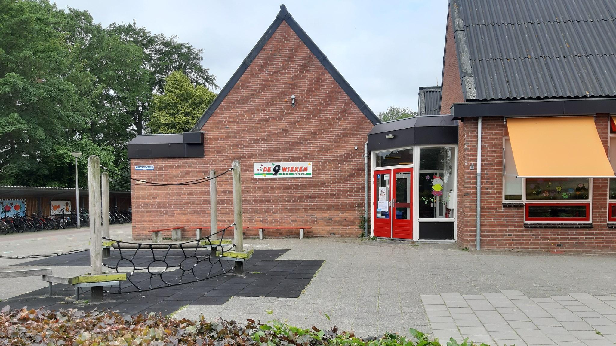 Openbare basisschool De Negen Wieken in Winsum (Groningen) met een overzicht van het schoolplein. Openbare basisschool De Negen Wieken in Winsum (Groningen) met een overzicht van het schoolplein.