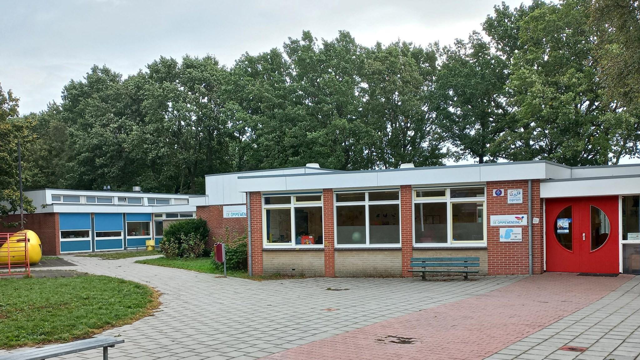 Openbare Basisschool de Ommewending in Veendam met een overzicht van het schoolplein en de toegangspartij van het gebouw. Openbare Basisschool de Ommewending in Veendam met een overzicht van het schoolplein en de toegangspartij van het gebouw.